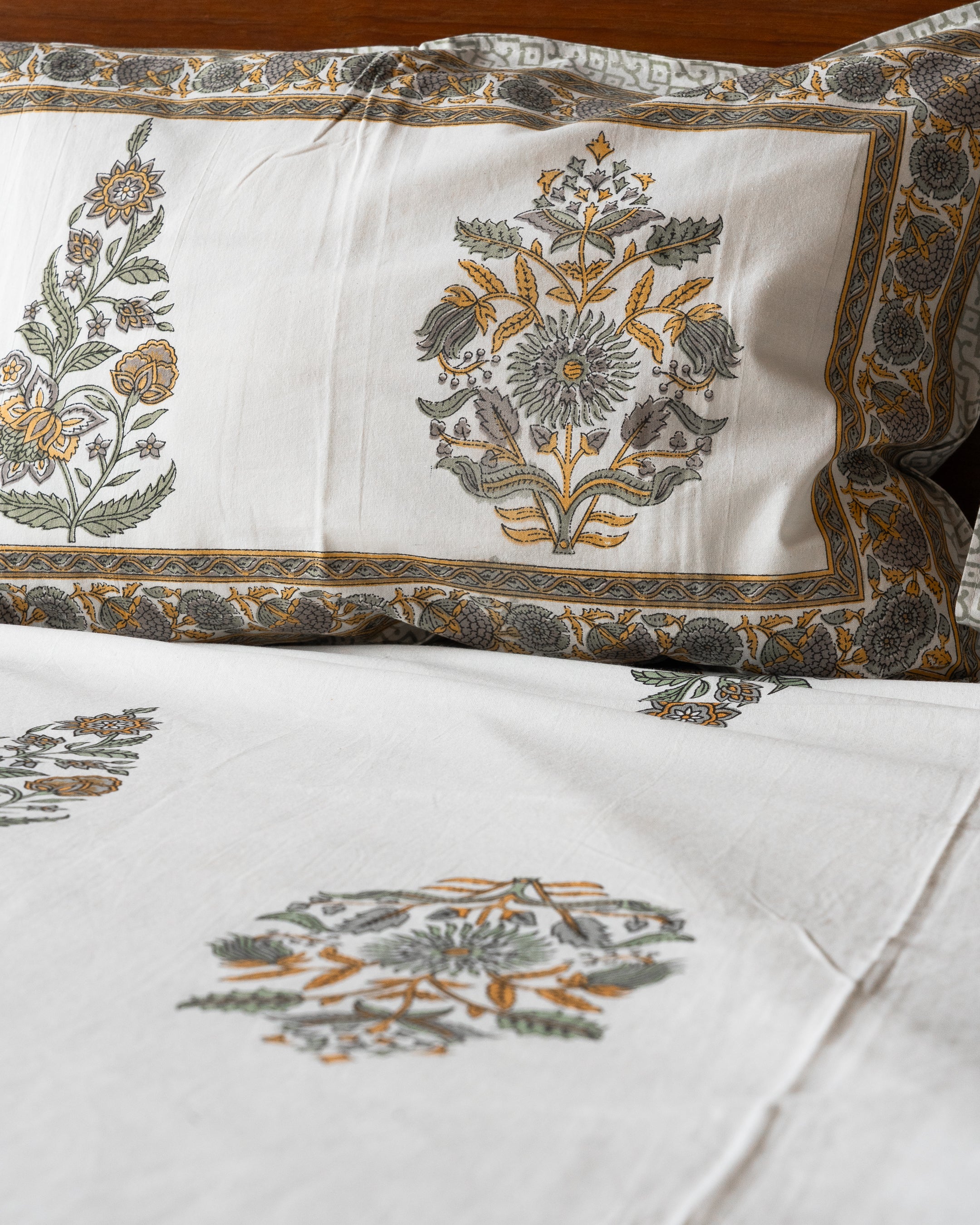 Sunehri – Queen Bedsheet